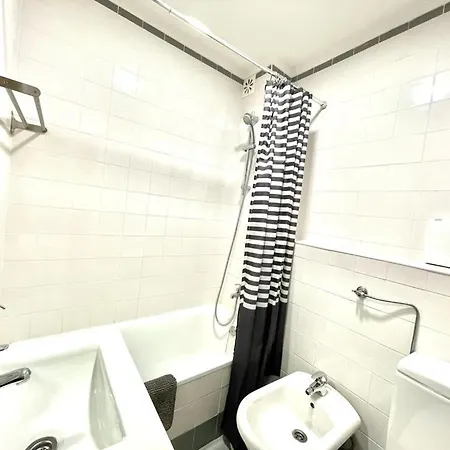 Lisboa, Lisbon, Charming Patio House, , Wifi, Air Conditioning, Near Metro, By Ig * 리스본
