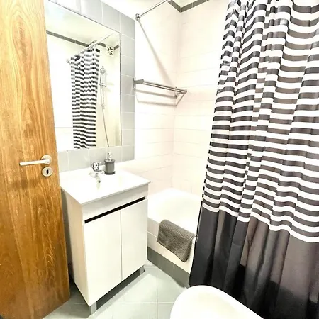 Lisboa, Lisbon, Charming Patio House, , Wifi, Air Conditioning, Near Metro, By Ig شقة *
